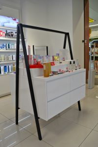 Изображение мебели для магазинов косметики 5